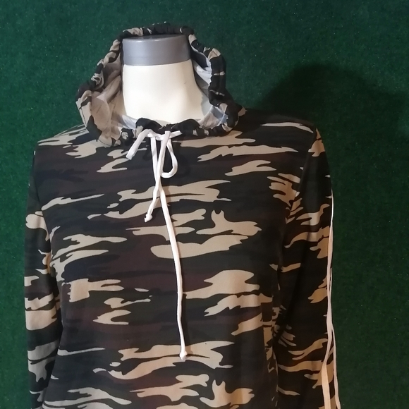 Fashionnova Cropped hoodie top - Picture 3 of 4